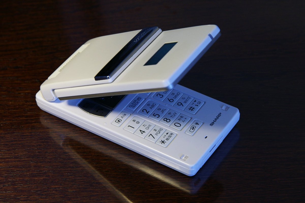 A Softbank911sh-01 feature phone.